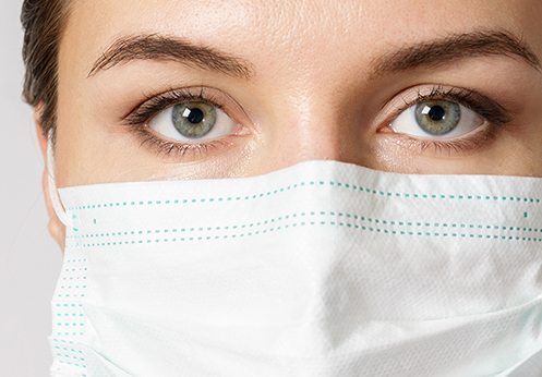 Fotografía de Mujer con Ojos Claros y Mascarilla - Linfalab - Página Quiénes Somos